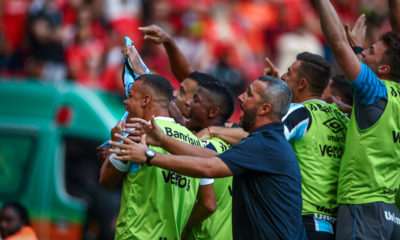 Volante do Grêmio teve seu rosto atingido por um aparelho celular na comemoração do terceiro gol da vitória sobre o Internacional por 3 a 0