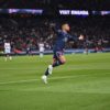 Atacante francês marcou dois gols e deu três assistências em goleada por 5 a 1 do Paris Saint-Germain sobre o Lorient