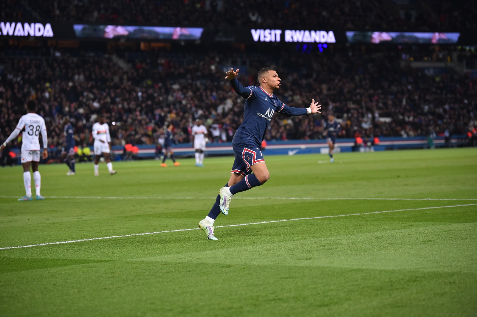 Atacante francês marcou dois gols e deu três assistências em goleada por 5 a 1 do Paris Saint-Germain sobre o Lorient