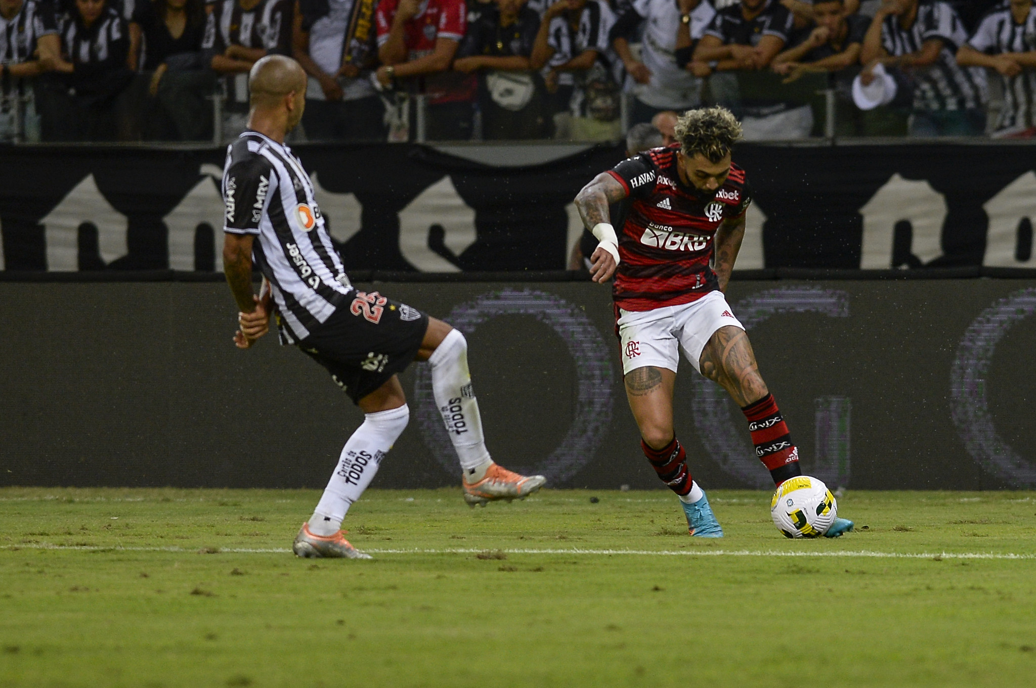 Atacante do Flamengo avaliou desempenho do time na derrota por 2 a 1 no Mineirão como satisfatório e projetou "pressão" no jogo de volta