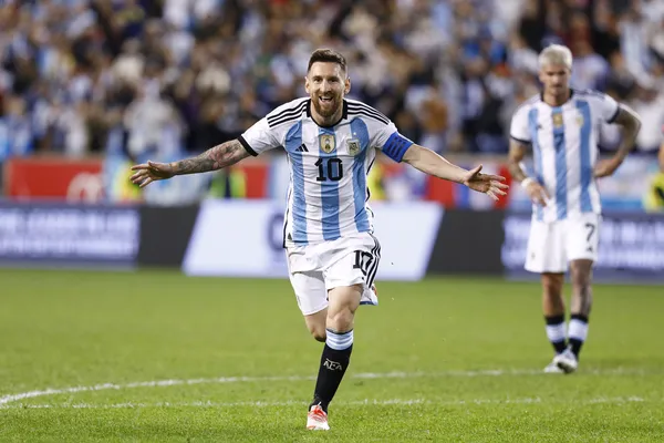 A "FouFourTwo" elegeu, por meio de uma edição especial, Lionel Messi como o melhor jogador de todos os tempos