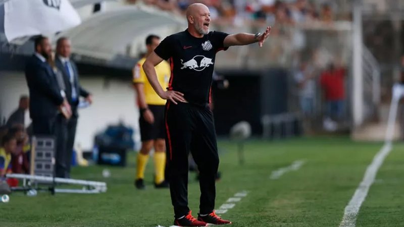 O técnico voltará a treinar um clube brasileiro após mais de três anos atuando fora do país