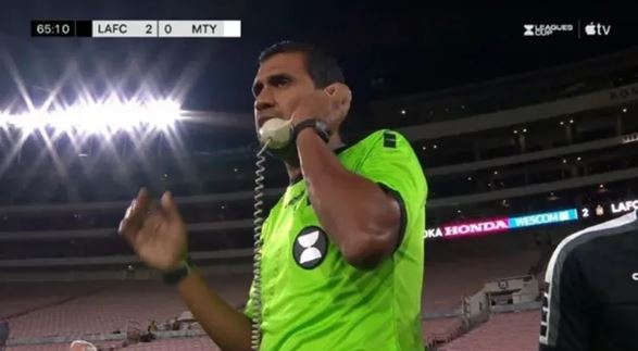 Em imagens, o árbitro aparece segurando o telefone de gancho para se comunicar
