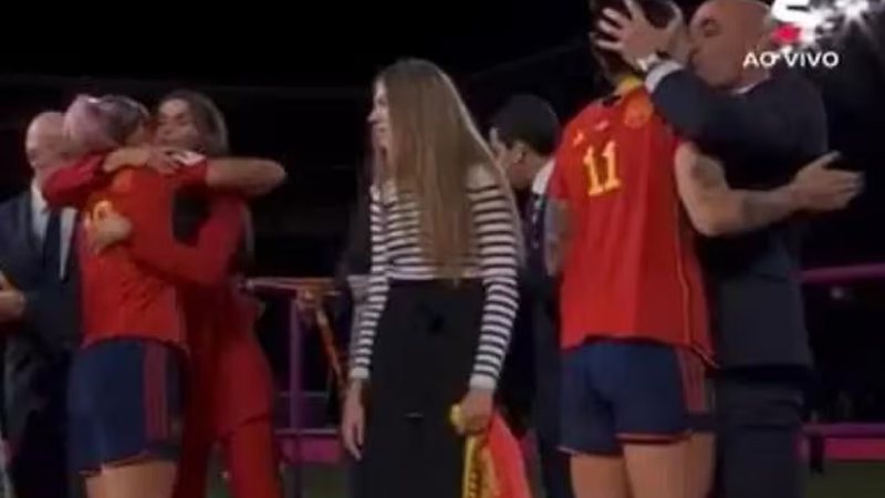 Luis Rubiales beijou uma jogadora espanhola na comemoração do título e foi demitido pela Fifa