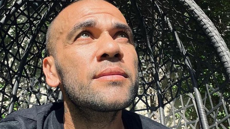 Ex-jogador Daniel Alves enfrenta acusação de estupro contra uma mulher