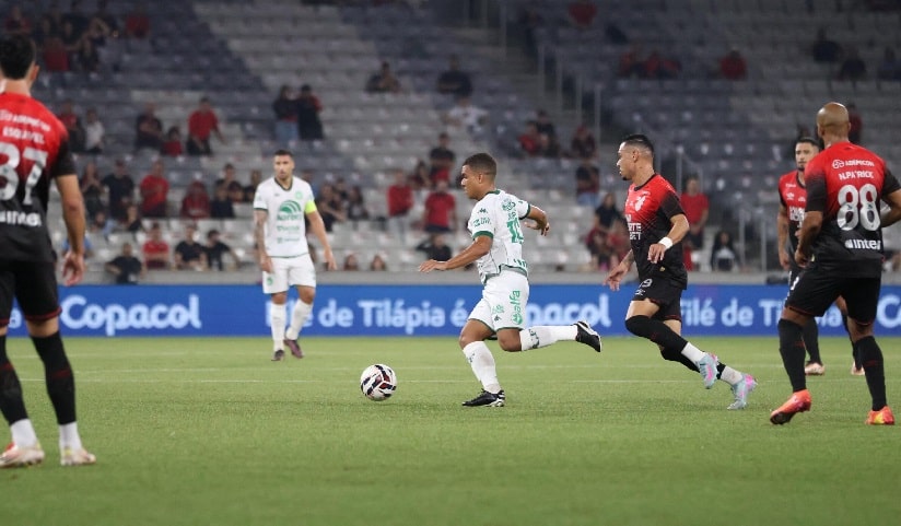 Futebol: Com gols no final, Athletico e Chapecoense ficam no empate pela Série B