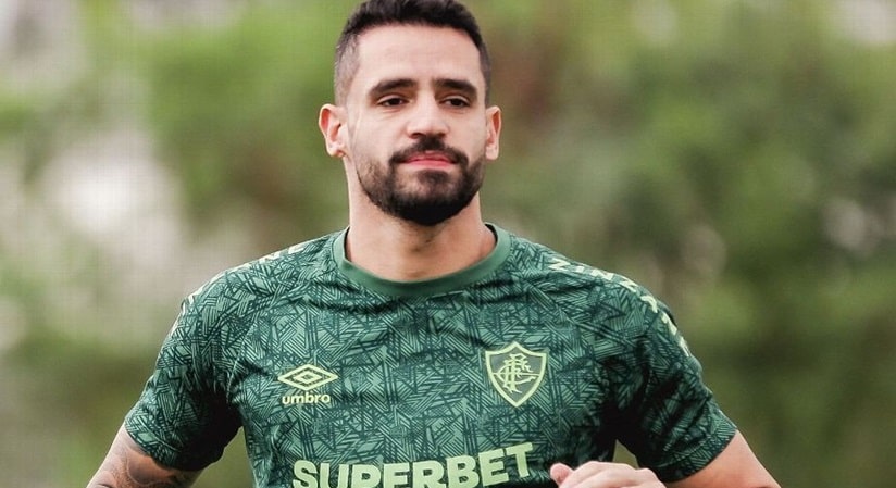 Fluminense anuncia saída do meia Renato Augusto